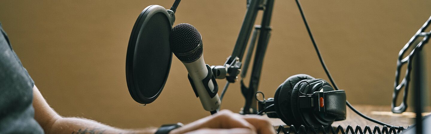 Equipo de podcast: micrófono y auriculares