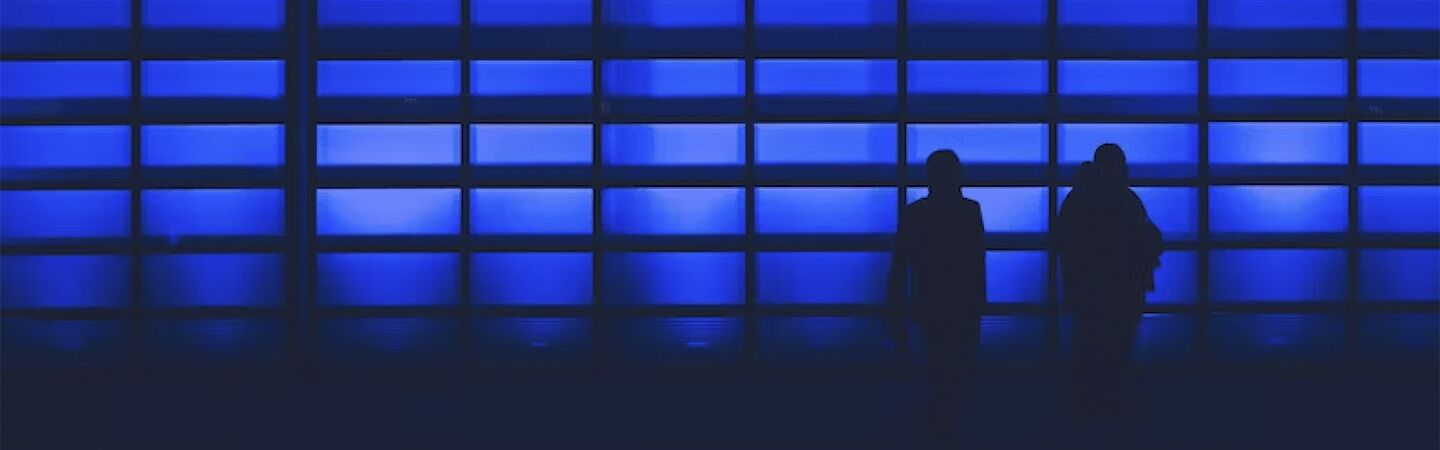 Le ombre di due persone e uno sfondo blu